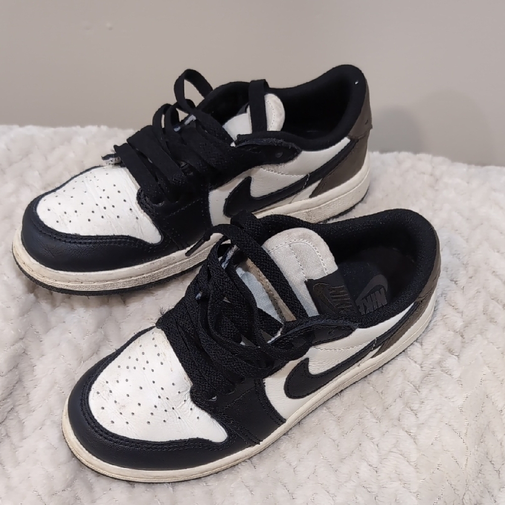 Sneakers - Picture 2 of 4